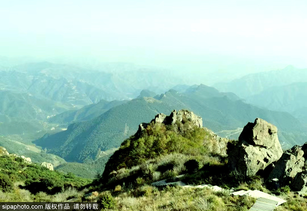 白草畔：唯一可乘汽车直达山顶的旅游景点