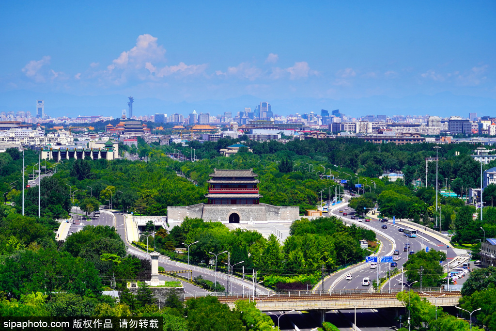 北京中轴线的南起点，寓意“永远安定”的永定门