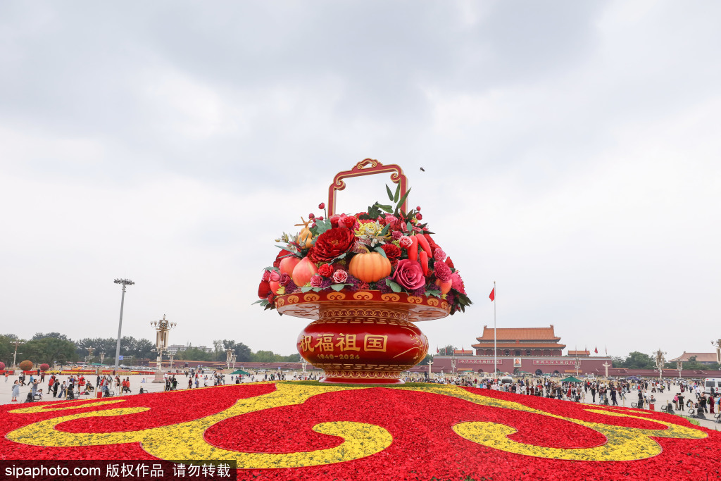 天安门广场 “祝福祖国”巨型蔬果花篮吸引游人