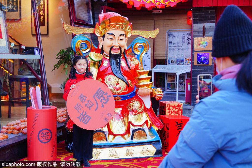 宣南书店巨大“财神”成热门打卡地