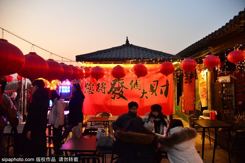 什刹海夜色斑斓年味浓