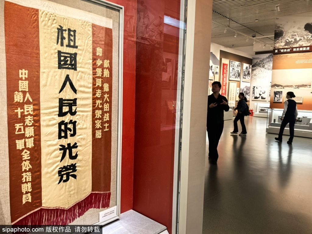 军事博物馆抗美援朝战争展品吸引观众