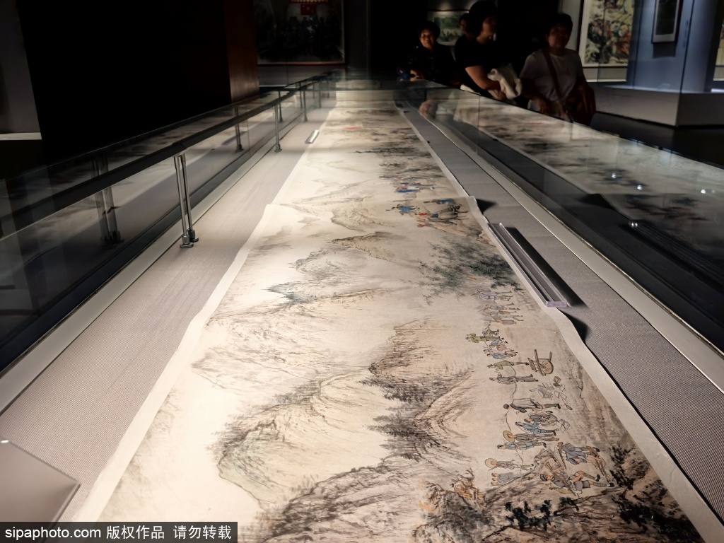 “红色记忆——馆藏革命军事艺术作品陈列”国画厅受热捧