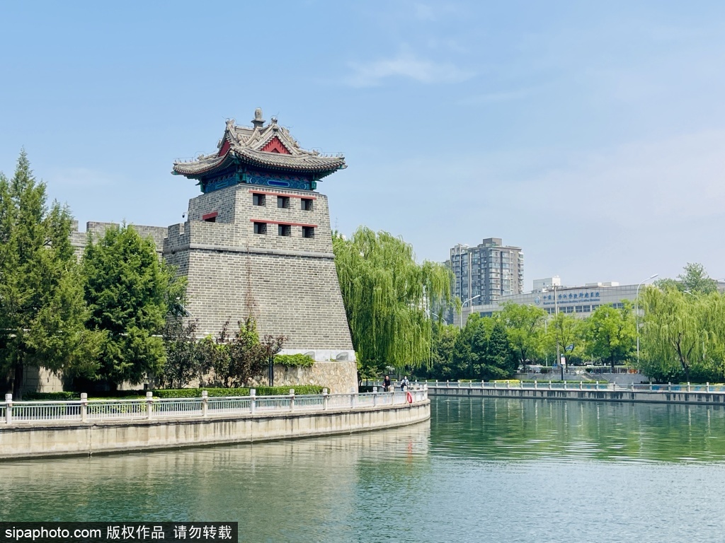 小满时节护城河畔角楼图书馆