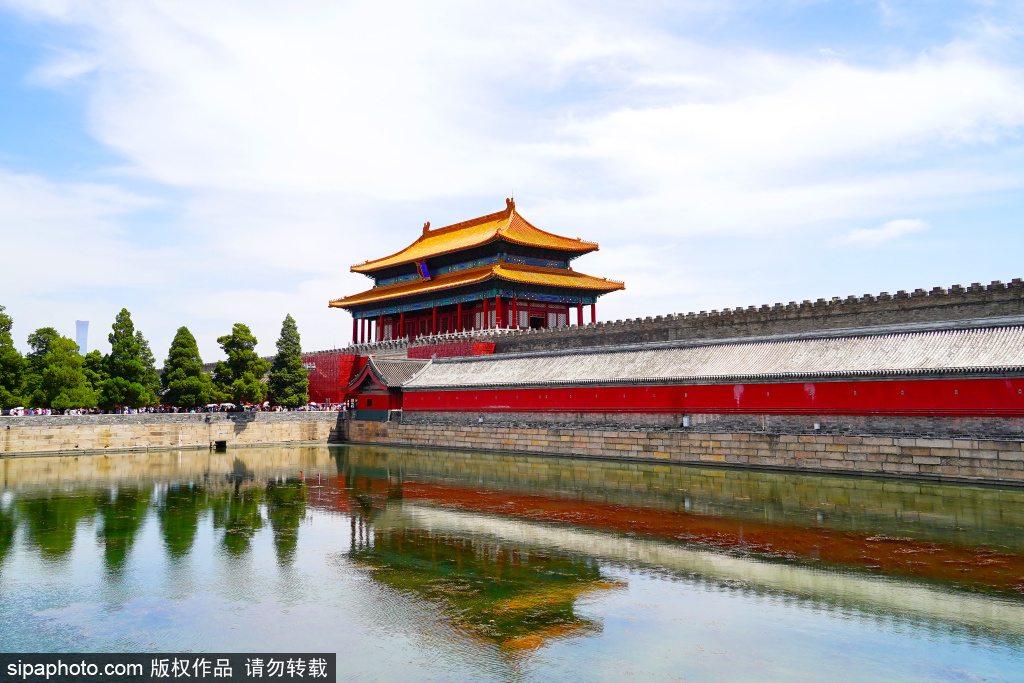 蓝天白云下的古建筑尽显中国美