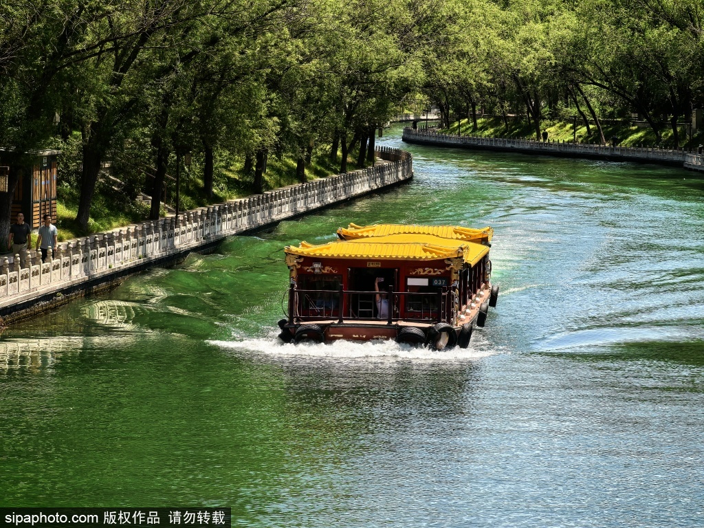 夏日时节，皇家御河游船
