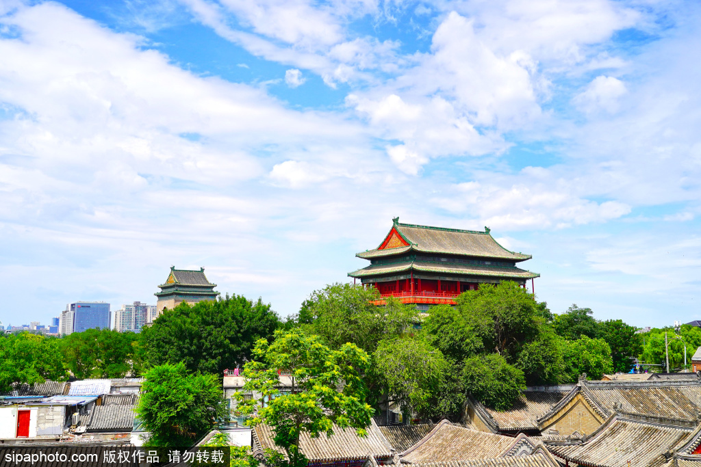 什刹海初夏，蓝天白云下的钟鼓楼