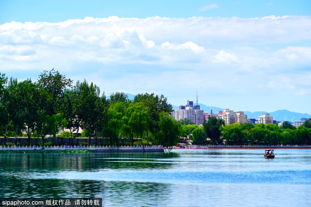 什刹海景区现“天空之镜”美景