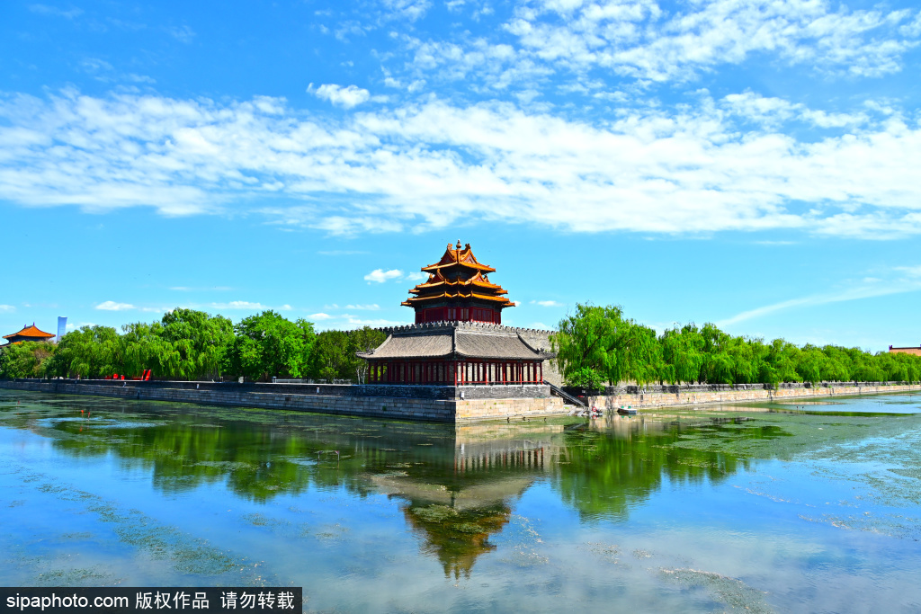 蓝天白云下故宫角楼美景如画