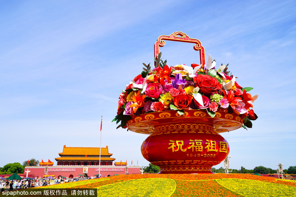“祝福祖国”花篮亮相天安门广场