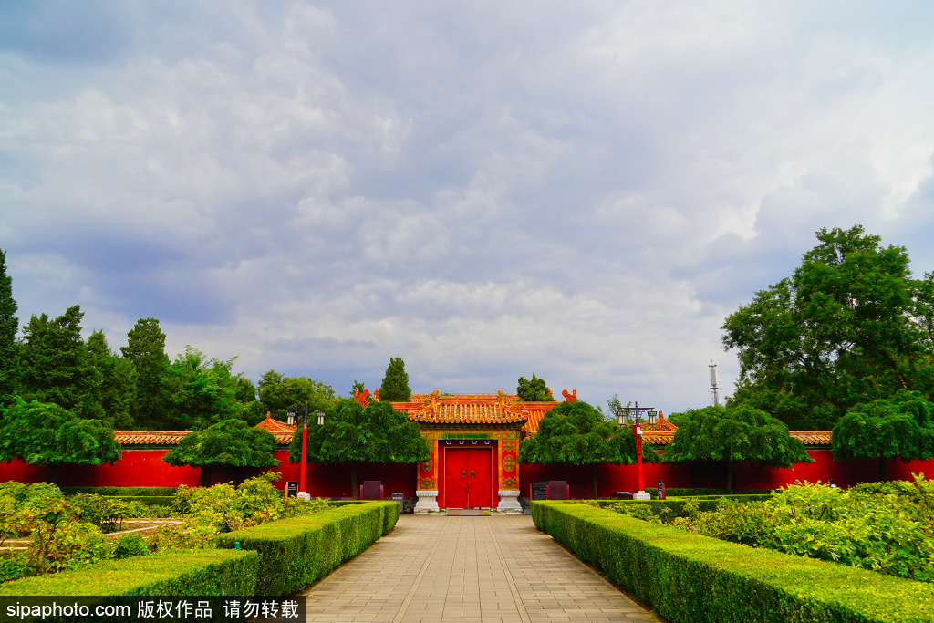 云层密布下的古建筑雄伟壮观