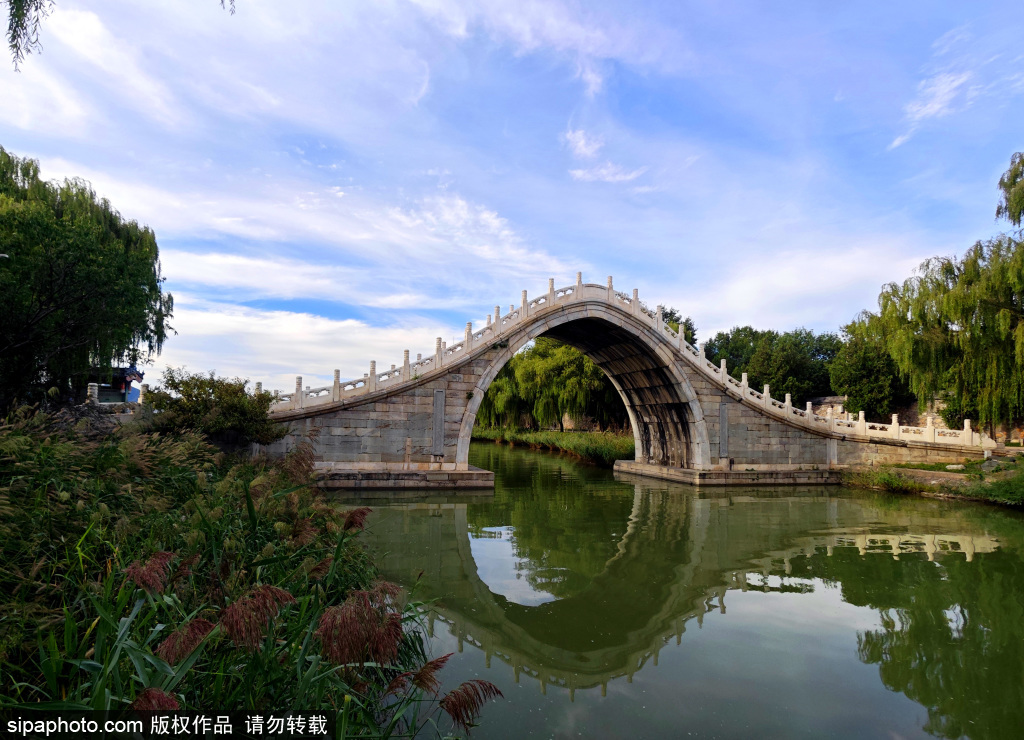 秋高气爽，蓝天白云下的颐和园美景如画