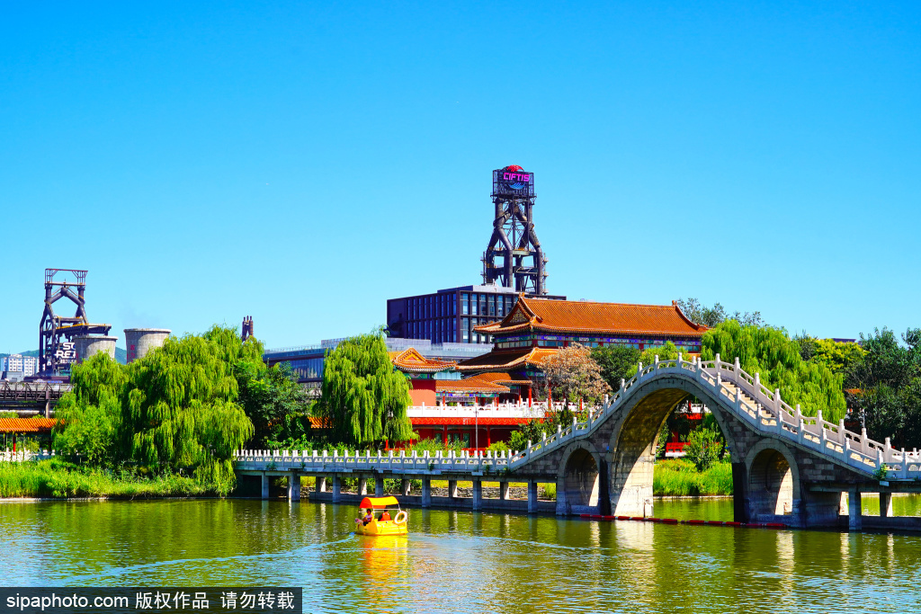 初秋的北京天空湛蓝 首钢园群明湖水波轻漾景色如画