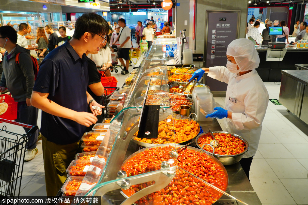 “胖改”物美在核心城区扎根，熟食和烘焙区域热闹非凡