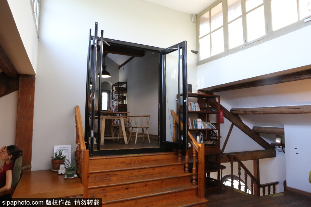 北京100多年老教堂里的咖啡馆