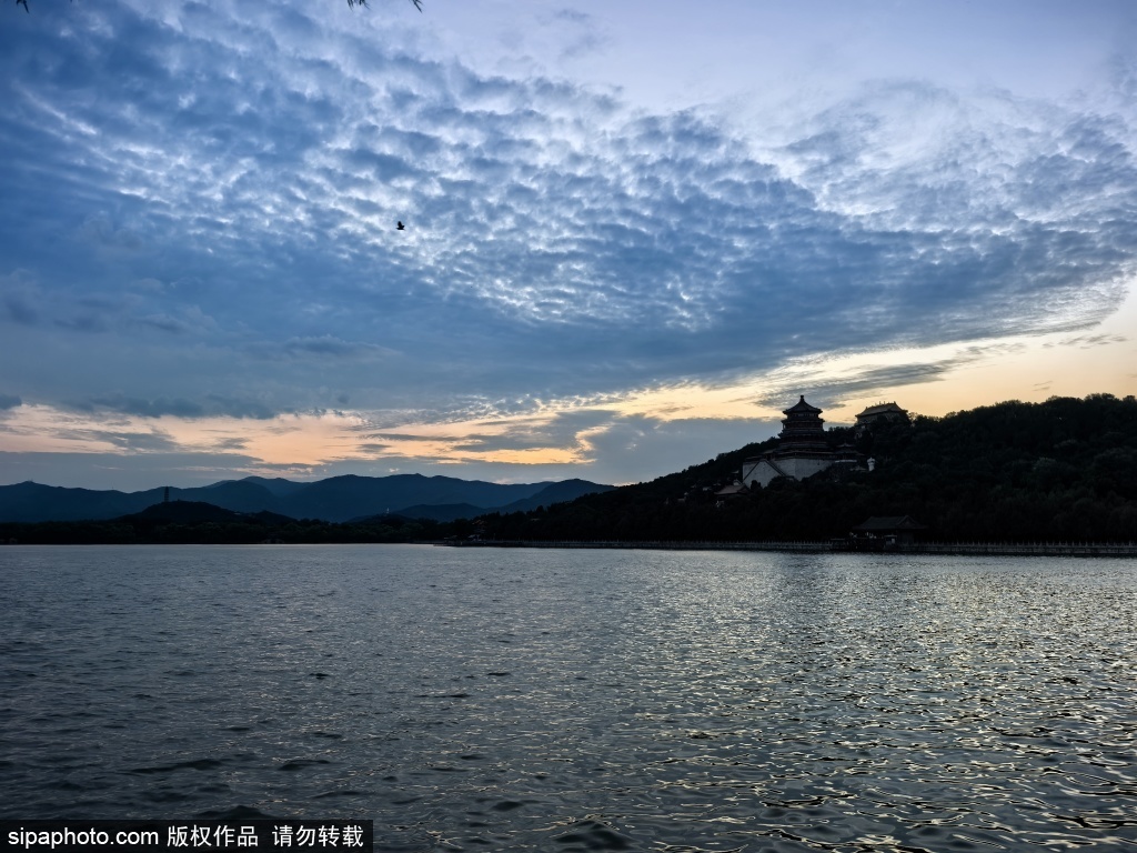 蓝天白云下的颐和园景色如画