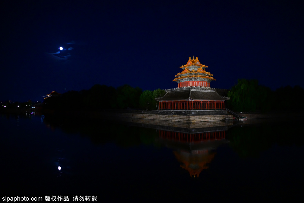 故宫角楼与月亮同框