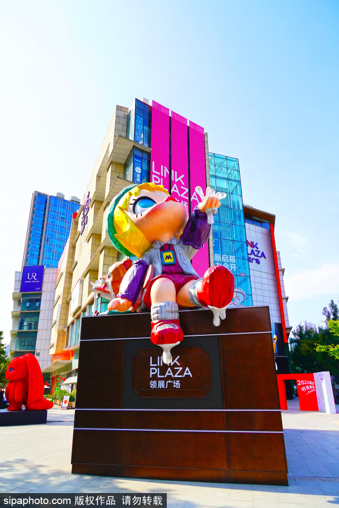 中关村领展广场巨型泡泡玛特Molly