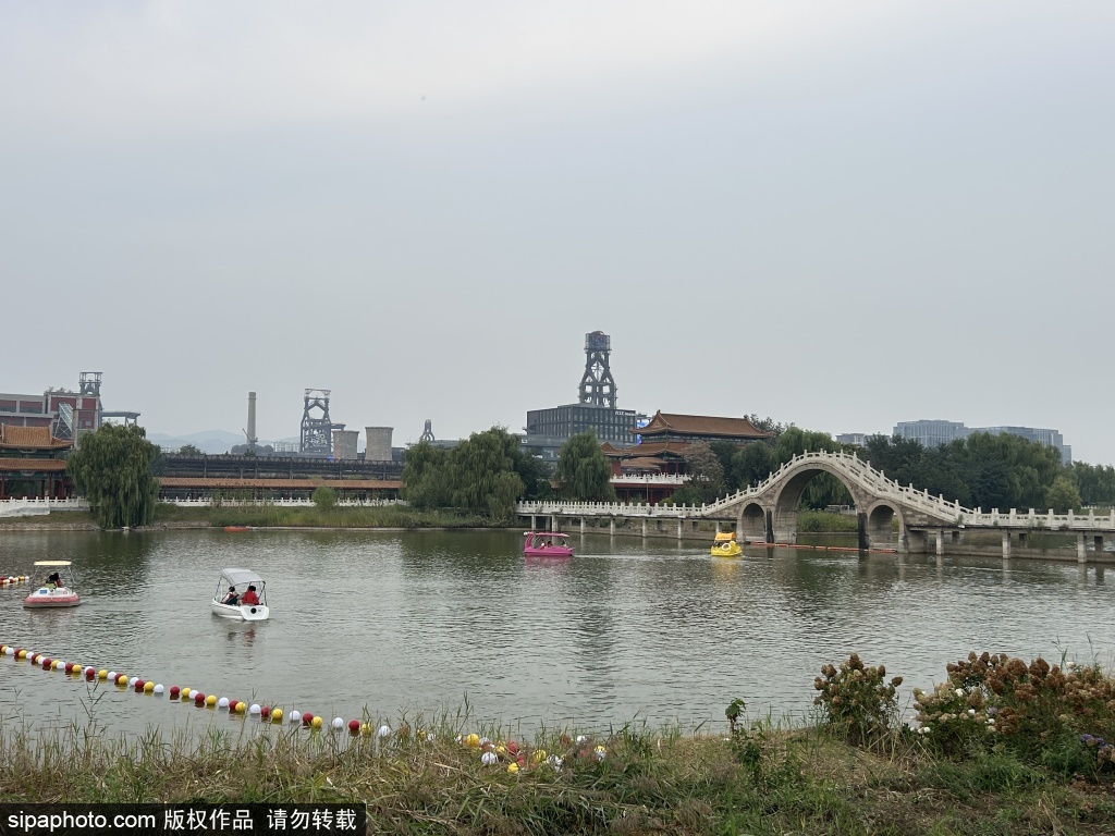 首钢园秋高气爽美景如画