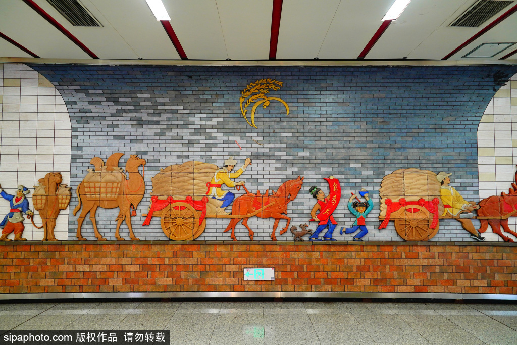 地铁6号线朝阳门站，壁画重现明清时期运粮繁荣景象