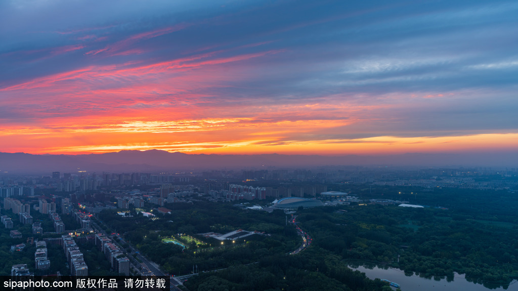 奥林匹克塔上俯瞰城市夕阳火烧云