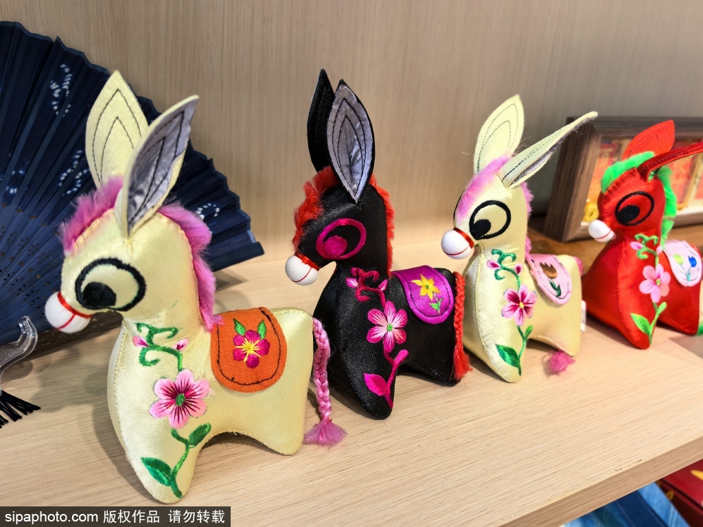 北海文创“马上”上新，泥塑小马变刺绣檀木梳子刻吉祥