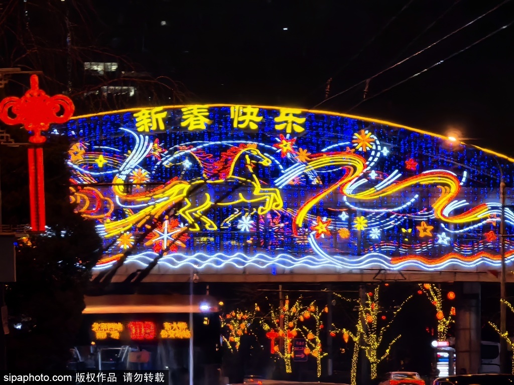 千年古刹前上演光影“潮庙会”