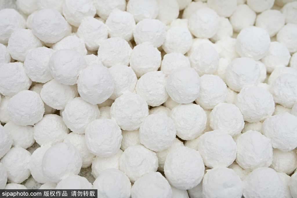 稻香村元宵销售火爆，小朋友现场体验摇元宵