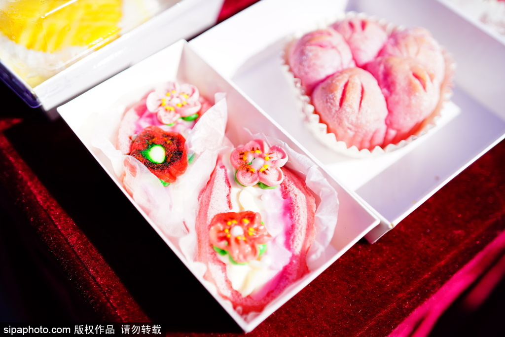 马克西姆餐厅推出花卉主题面包成爆款