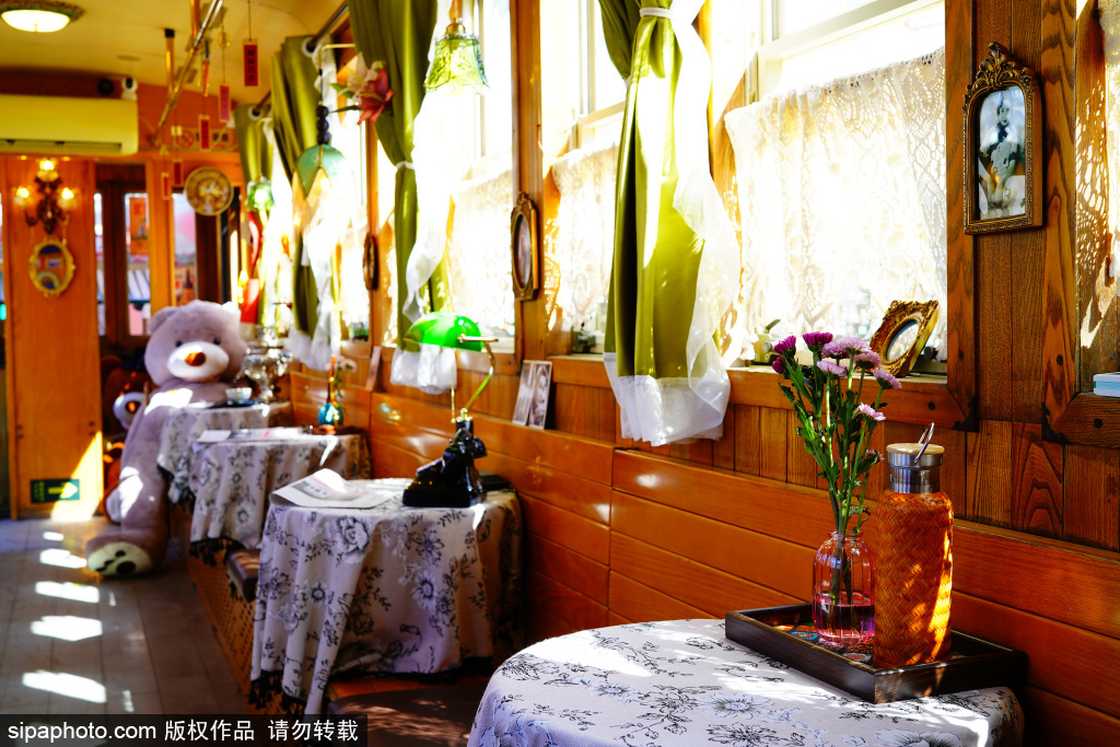 打造浪漫复古氛围，前门大街铛铛车变身咖啡馆