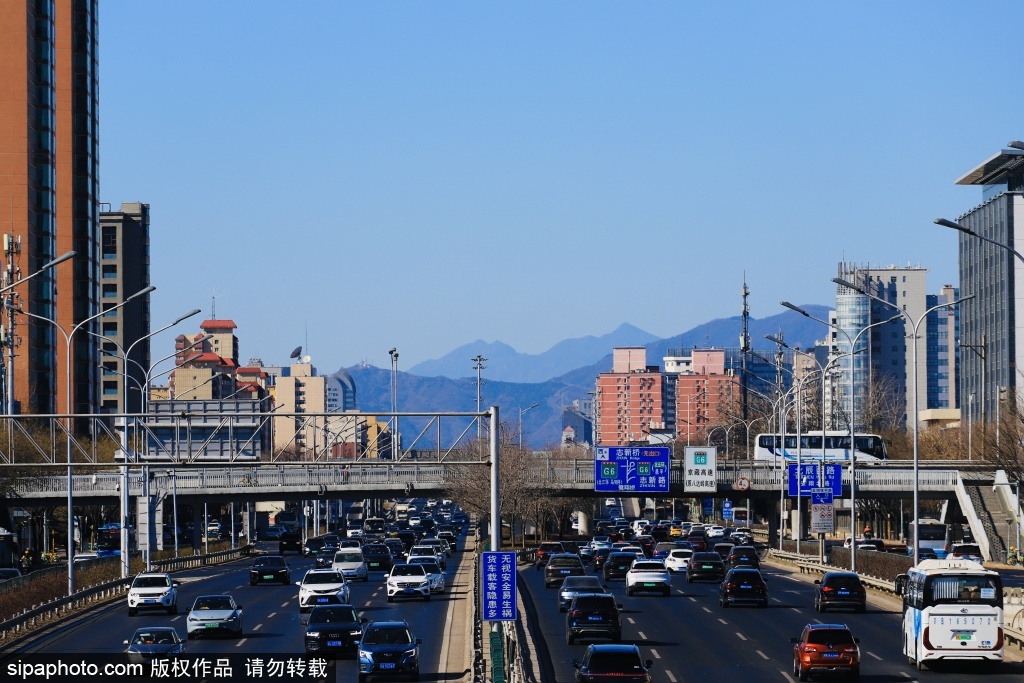 春日蓝天下的标志性建筑风景