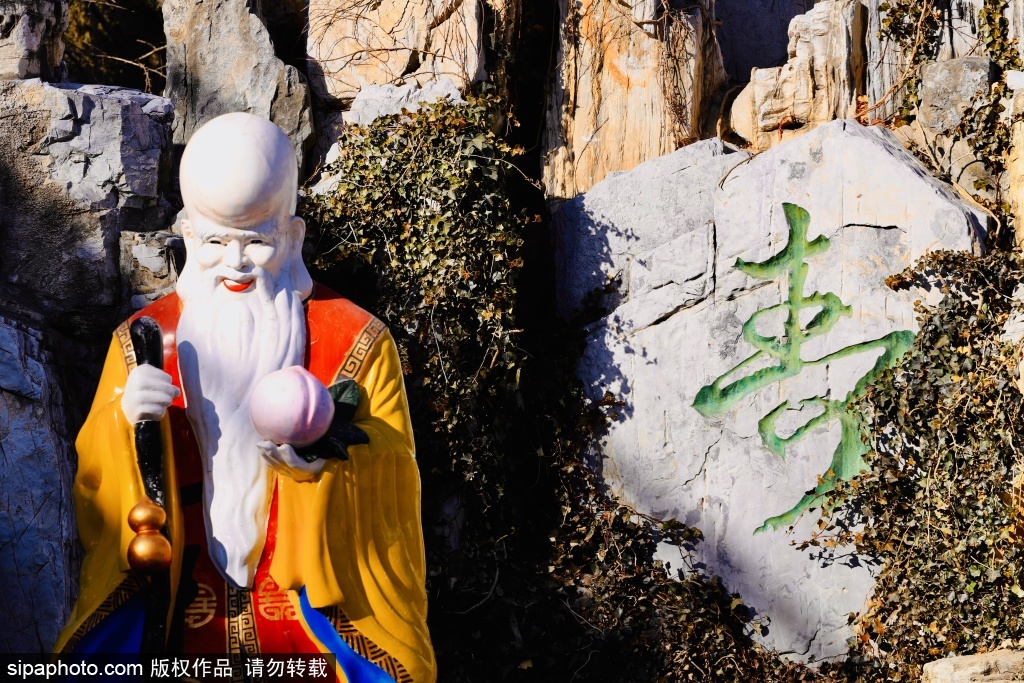 蓝天下万寿公园别有韵味