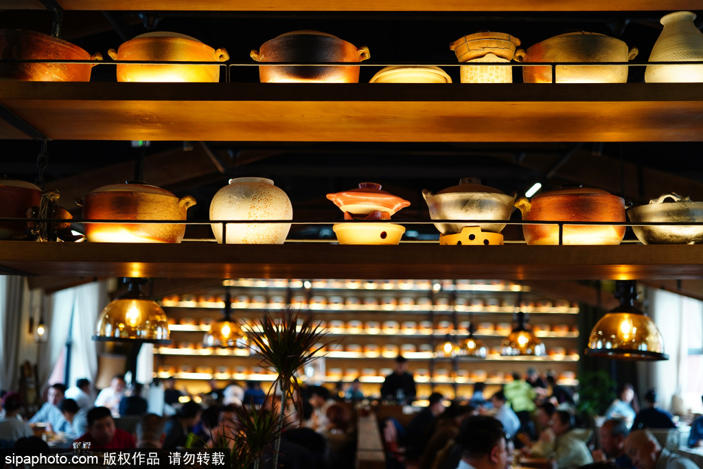 “天边砂锅焖面”首店，后厨制作全程公开透明