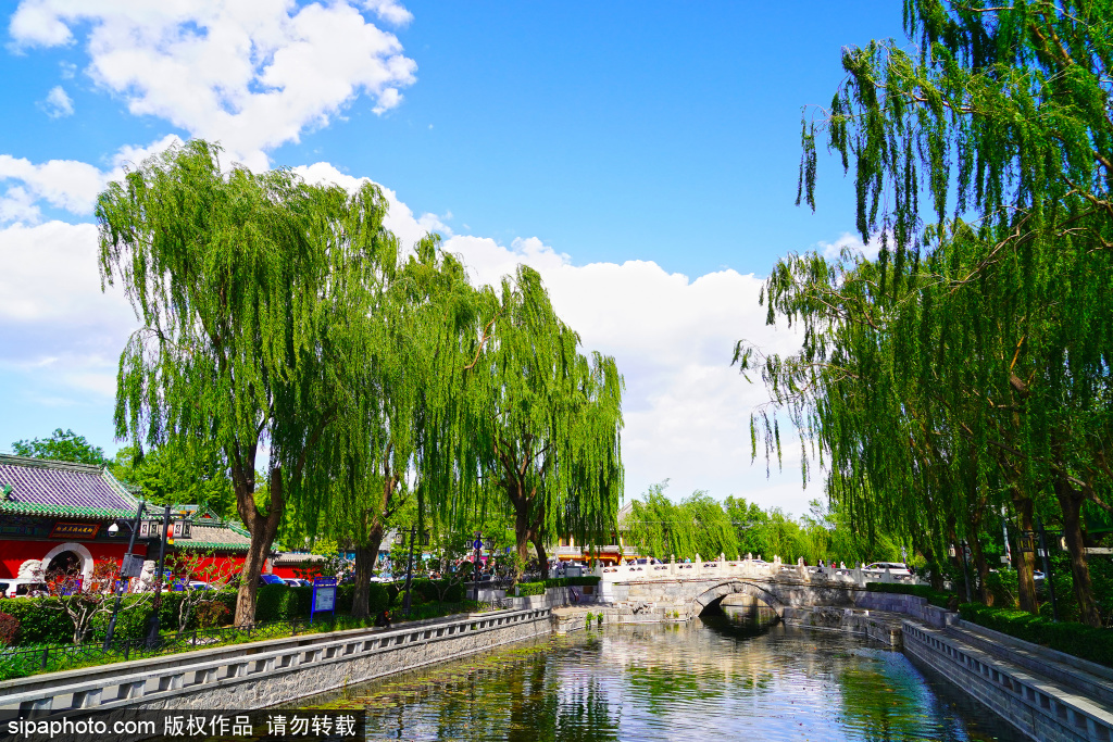 蓝天白云下的中轴线万宁桥 水天一色美景如画