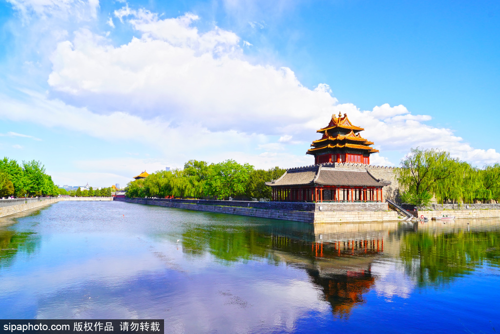 故宫角楼在篮天白云映衬下美景如画