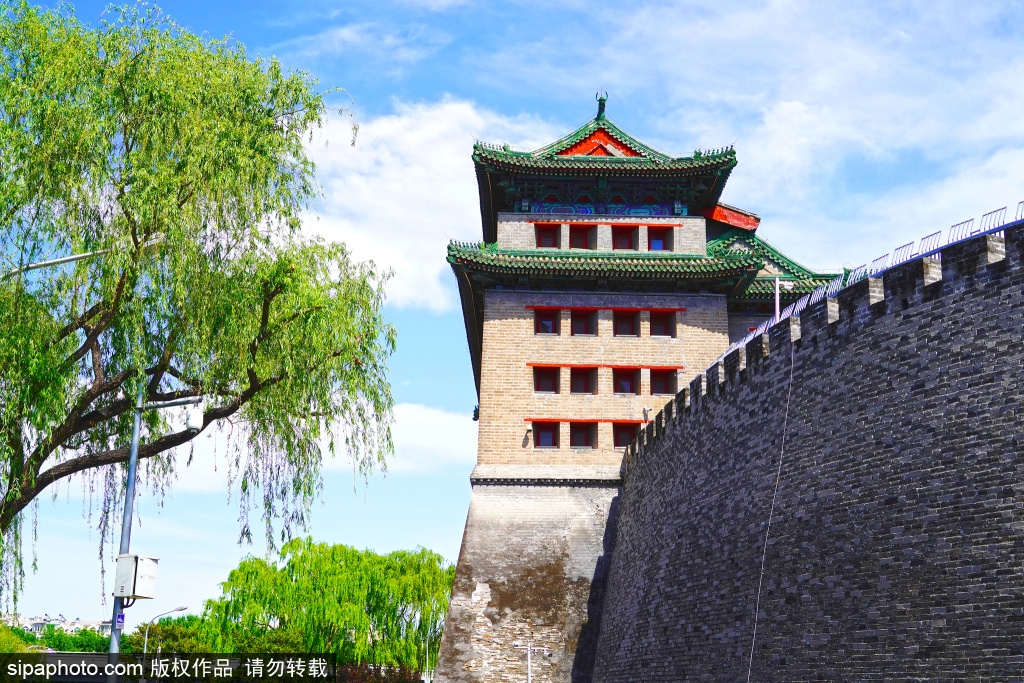 蓝天白云下的德胜门箭楼美景如画