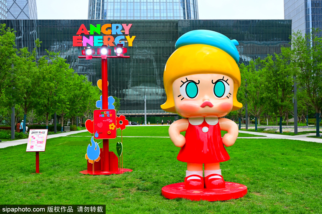 泡泡玛特MOLLY亮相CBD核心区绿地广场