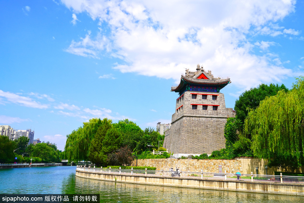蓝天白云下的左安门角楼美景如画