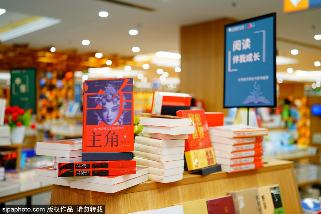 热门影视佳作带火同款图书，北京图书大厦设置《主角》图书专台