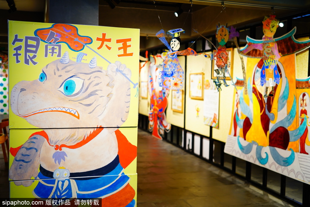 角楼图书馆新展，金猴一唤群仙至、童心落笔画中游