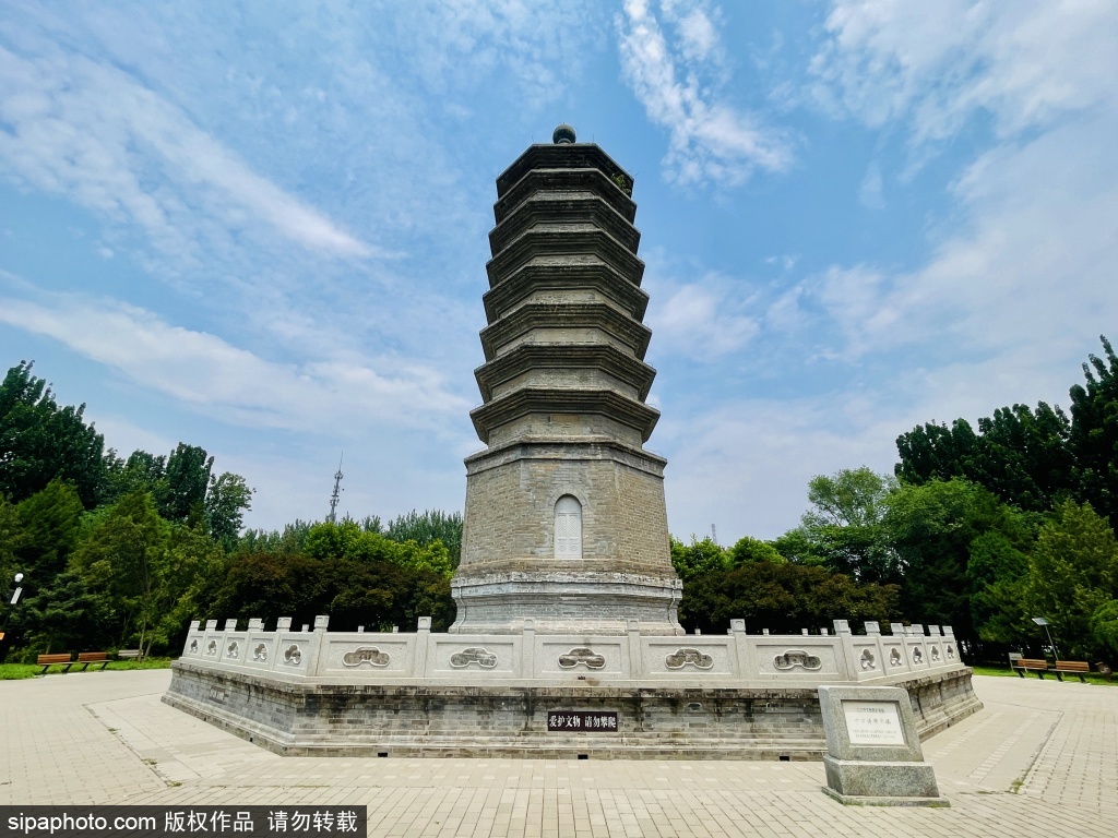 漫步古塔公园邂逅盛夏美景