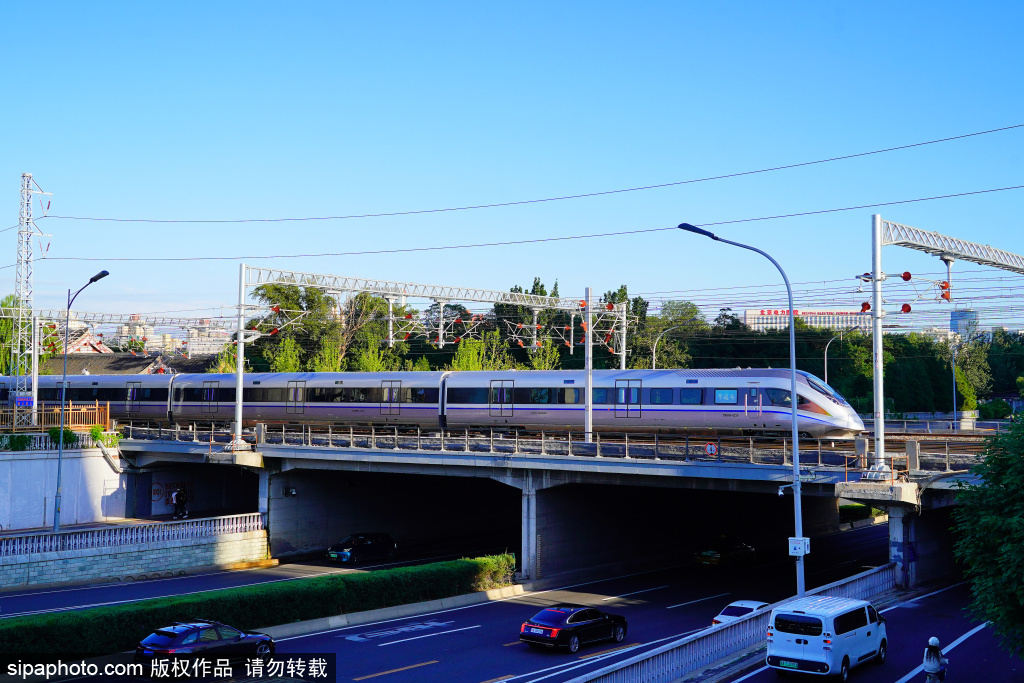 “京通号”新一代CRH6F智能城际动车组