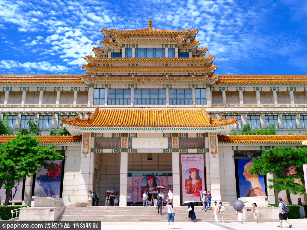 中国美术馆迎暑期旅游热，蓝天白云下美景如画