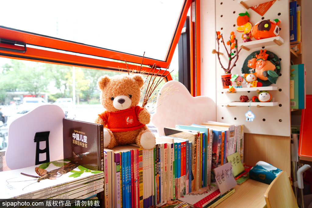 街头的“不卖书书店”书香传递温暖