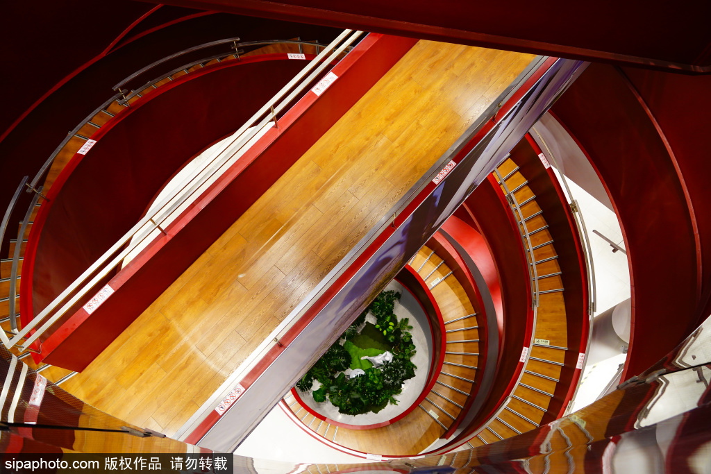 隆福寺MUJI无印良品店楼梯成热门打卡点，呈现“空”与“简”的品牌美学