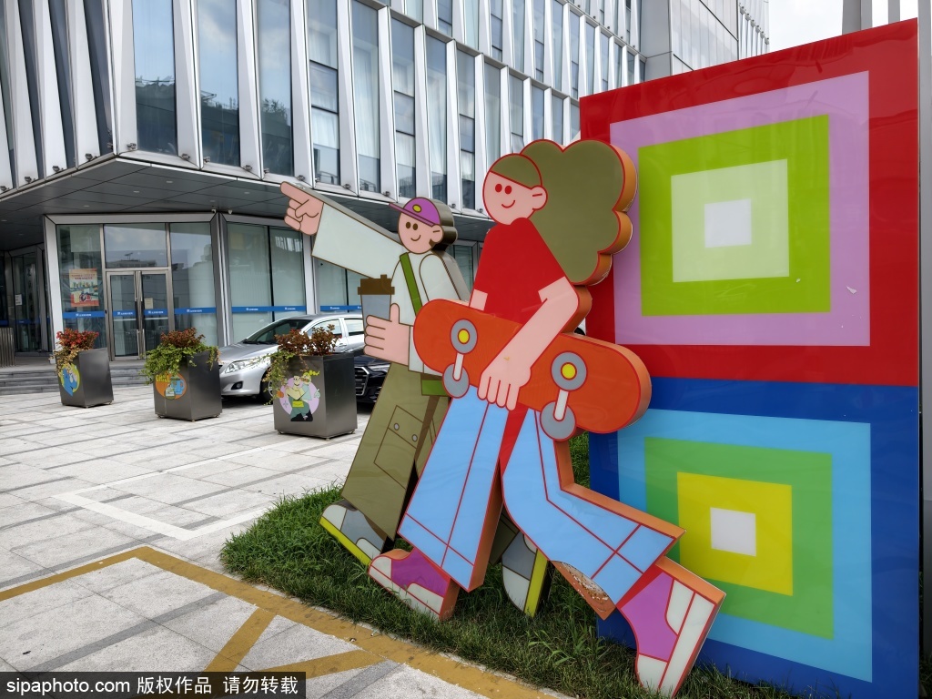 北京THE BOX现五月天歌词椅 青春情怀成朝外商圈新晋打卡热点