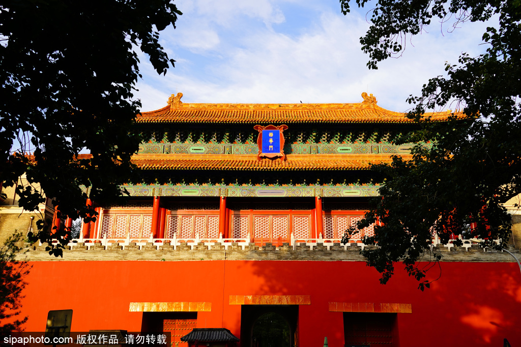 故宫西华门在夕阳照耀下美景如画