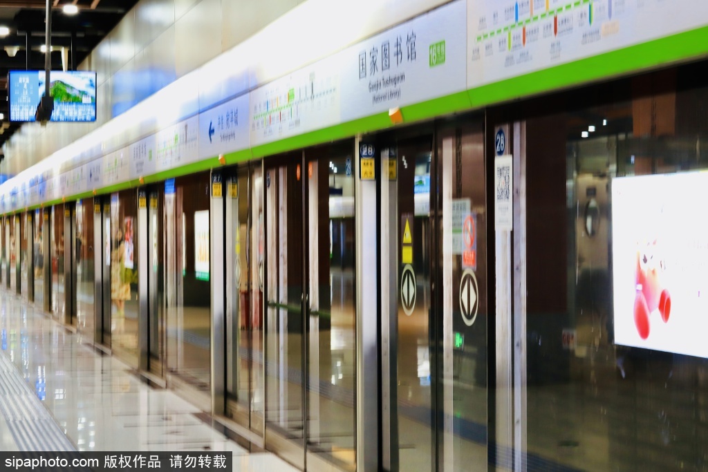 荷渡望国图时序入新秋