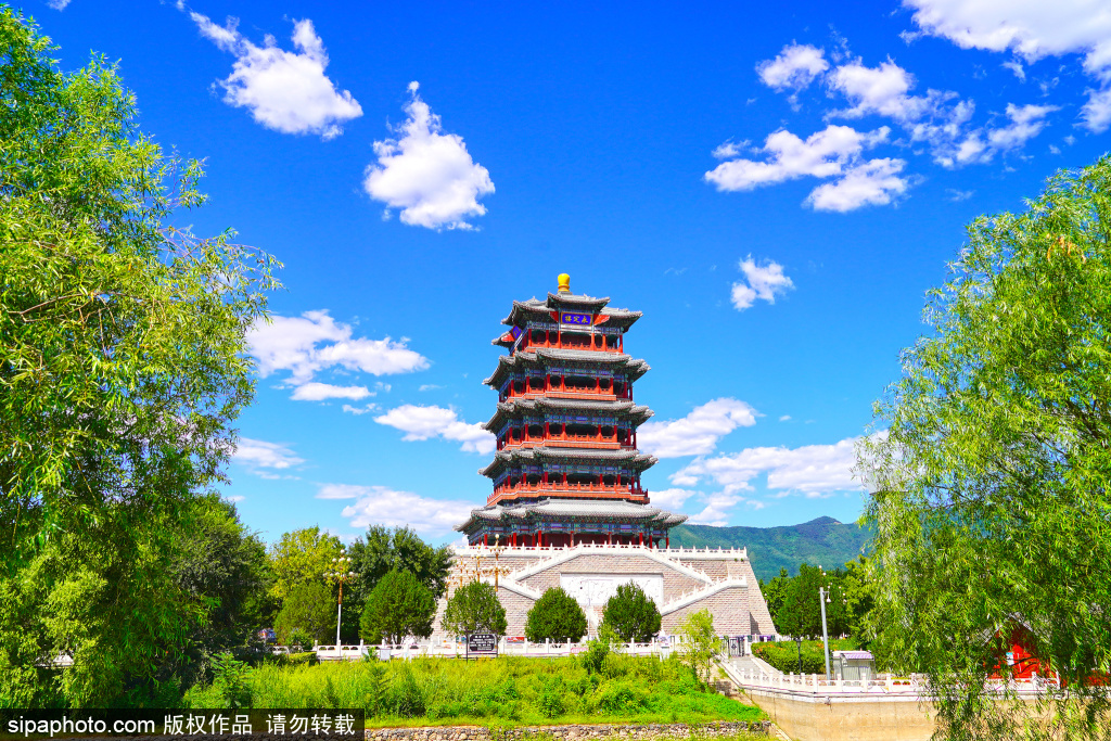 北京的“黄鹤楼”， 蓝天白云下美景如画