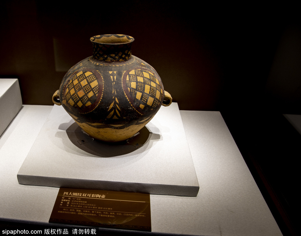 万寿寺展出水波纹彩陶器